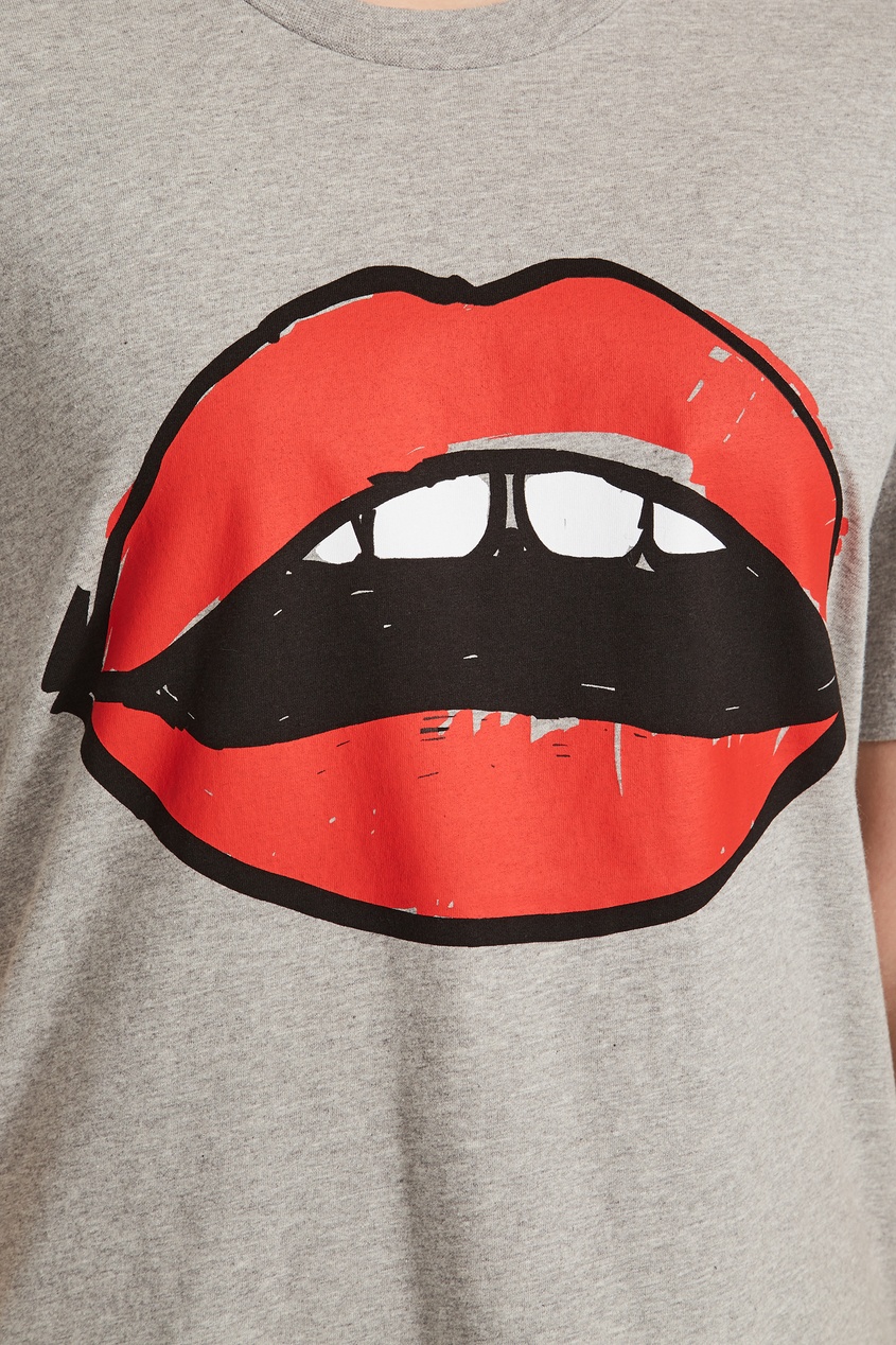 фото Серая футболка с принтом в виде губ markus lupfer