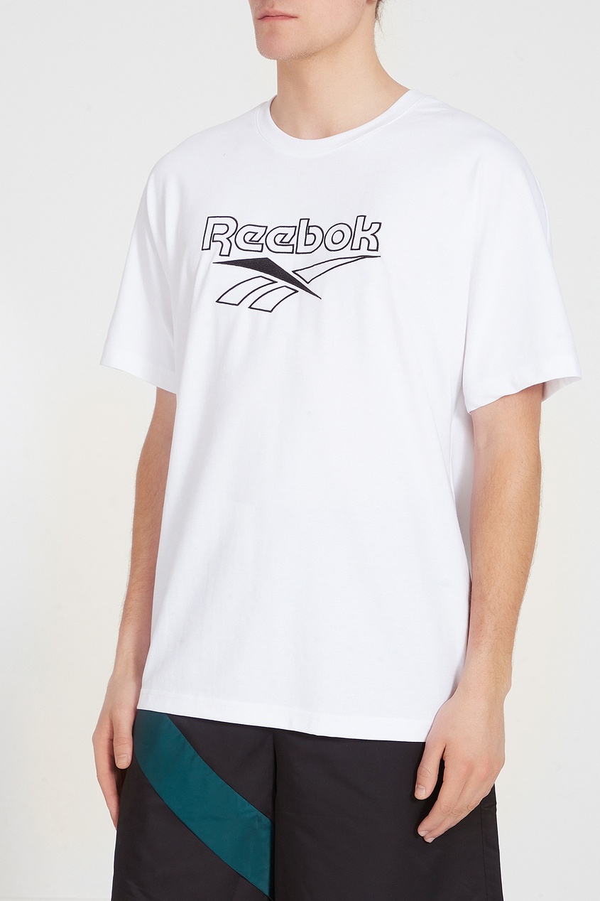 фото Белая футболка classics vector reebok