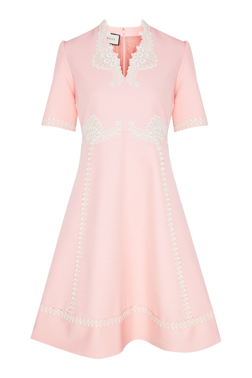 Розовое платье с ажурной отделкой