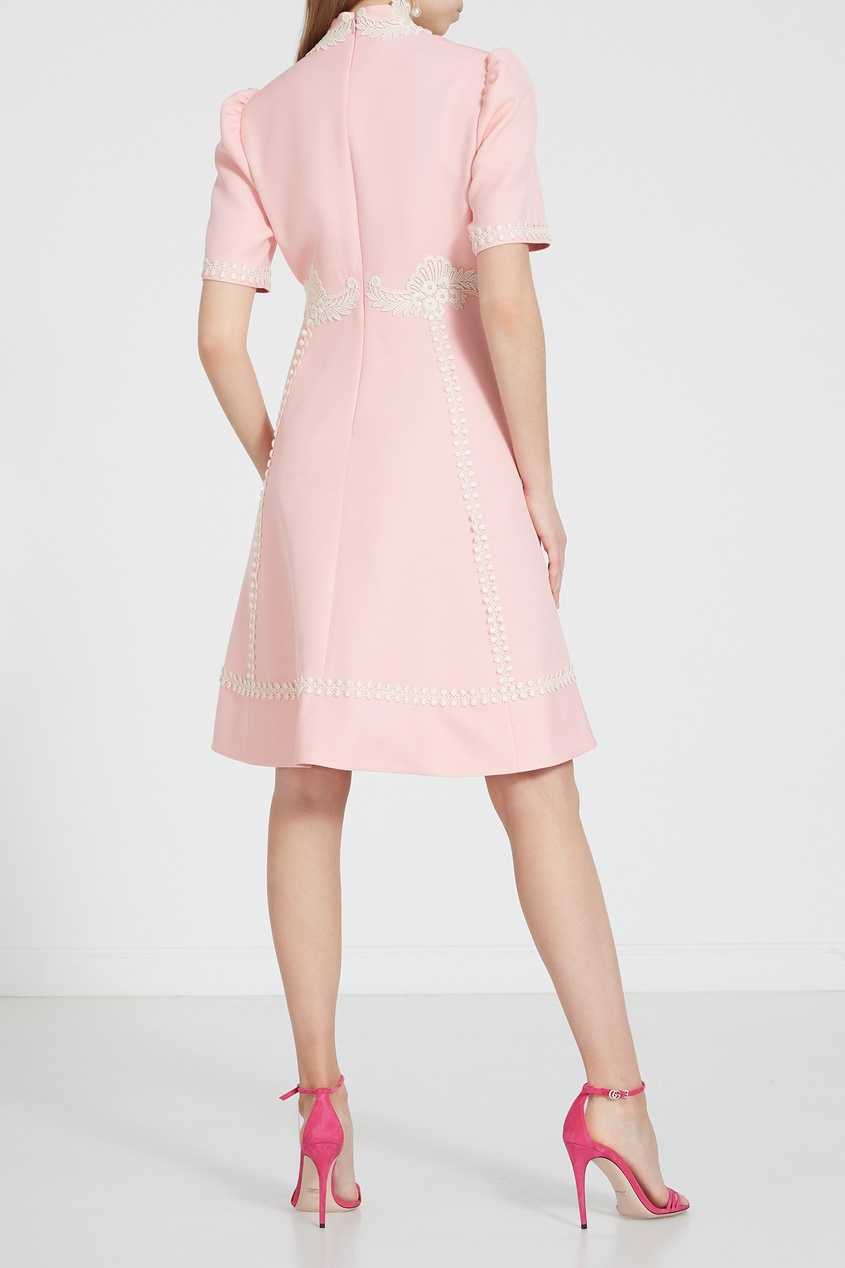 фото Розовое платье с ажурной отделкой gucci