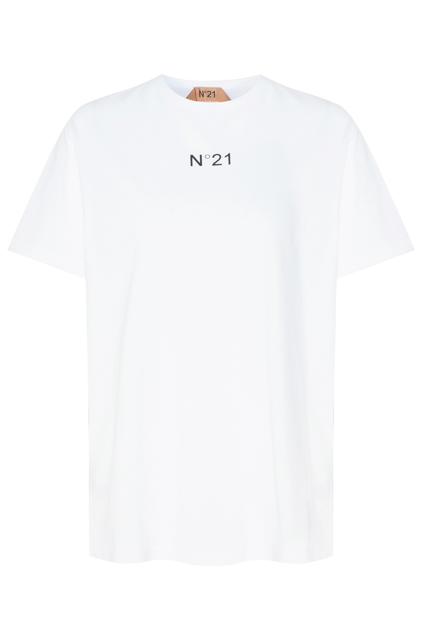 фото Свободная белая футболка с черным логотипом no.21