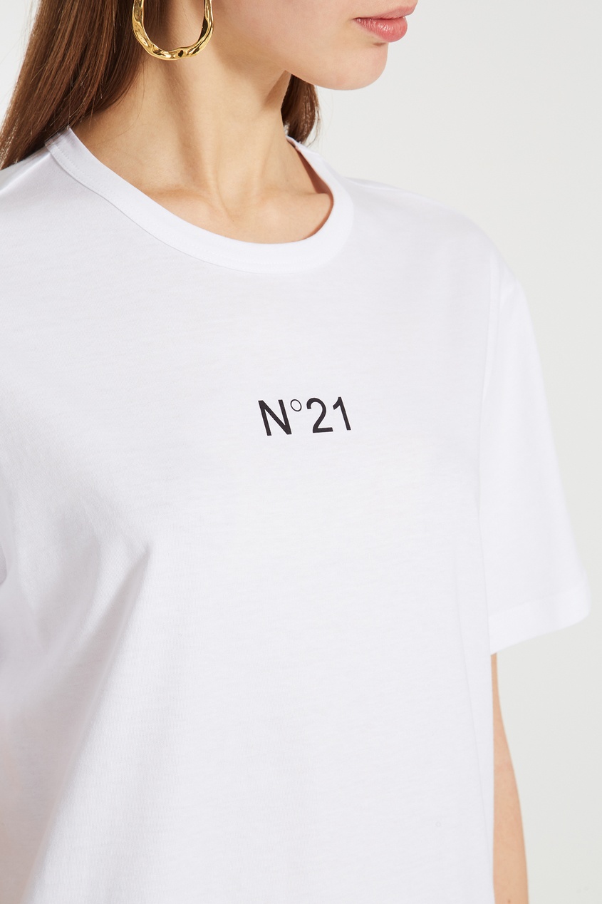 фото Свободная белая футболка с черным логотипом no.21