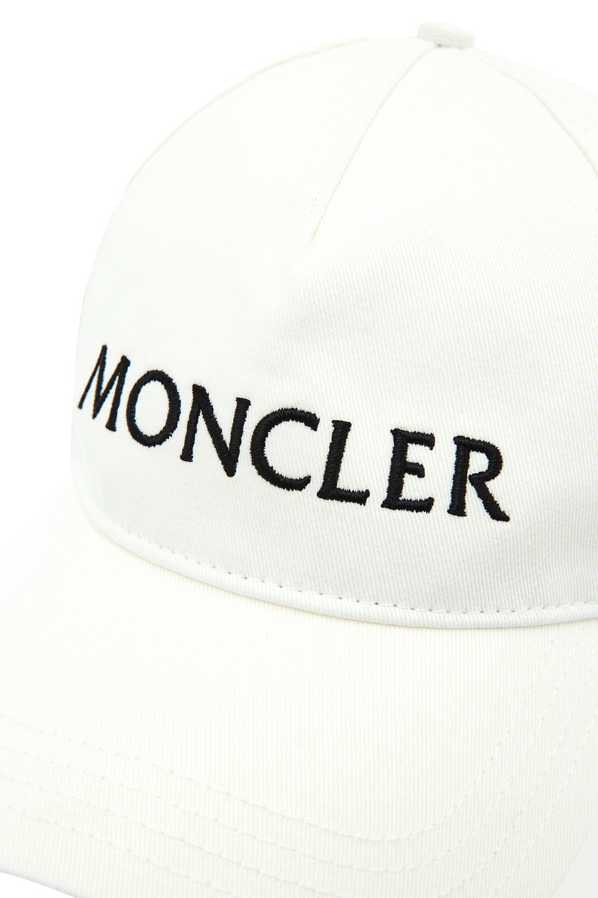 фото Белая бейсболка с черным логотипом moncler