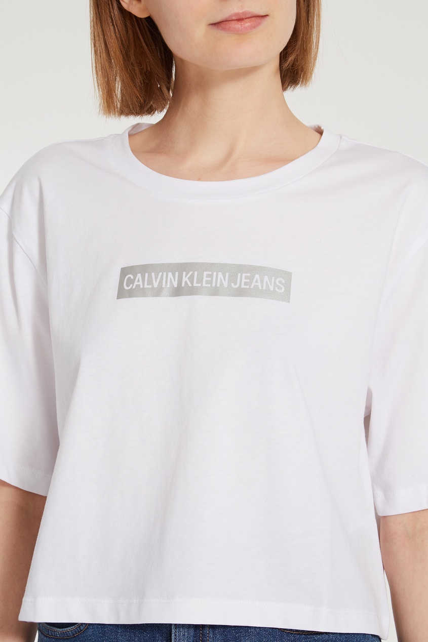 фото Короткая белая футболка calvin klein