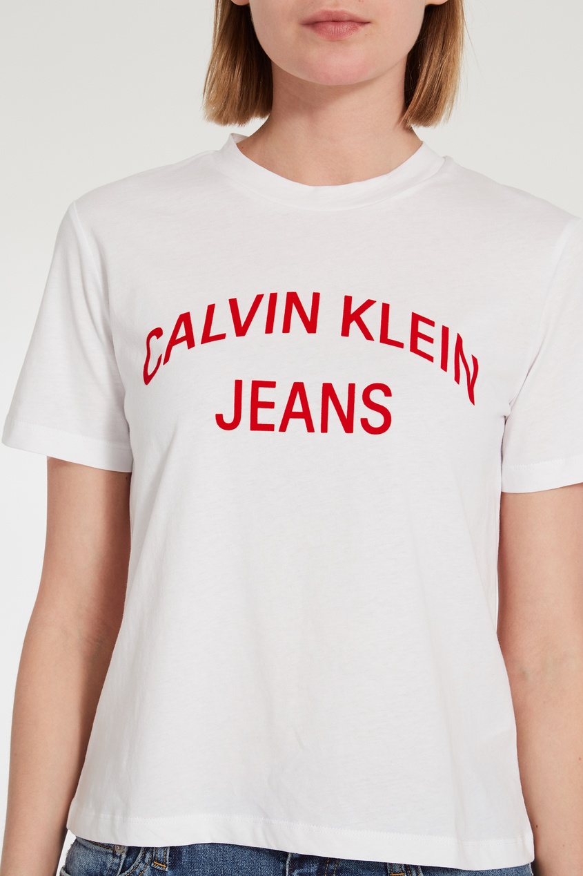 фото Белая футболка с красным логотипом calvin klein