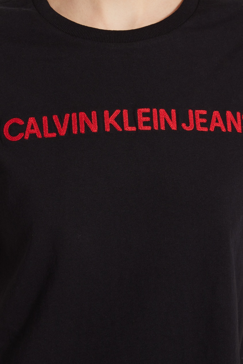 фото Черная футболка с красным логотипом calvin klein