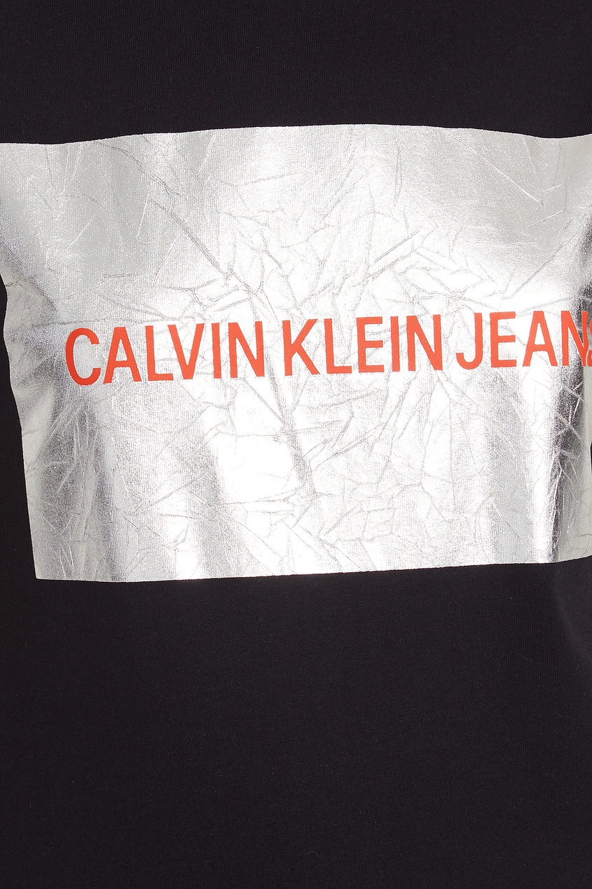 фото Черная футболка с принтом и логотипом calvin klein