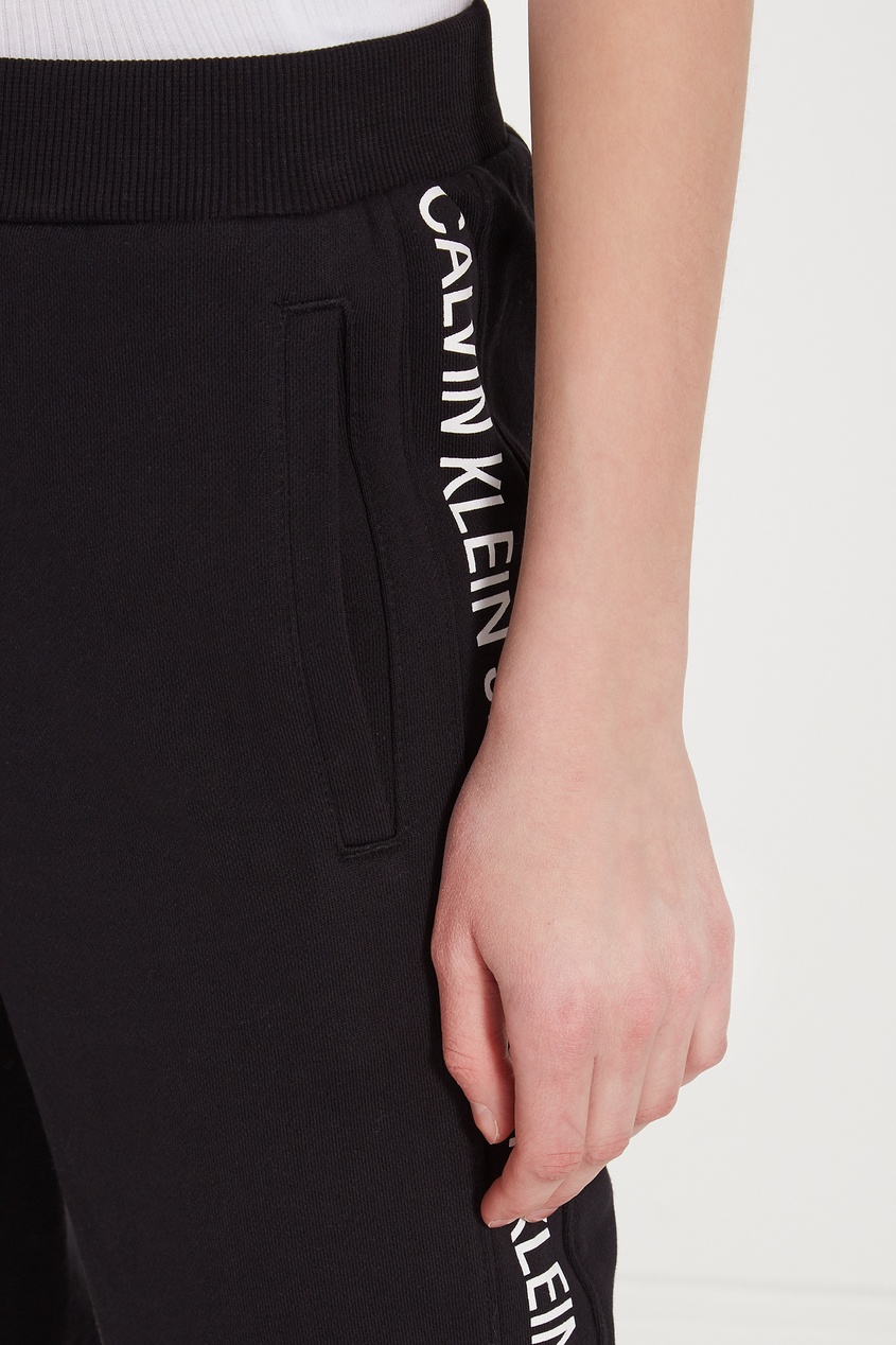 фото Черные брюки с логотипами calvin klein