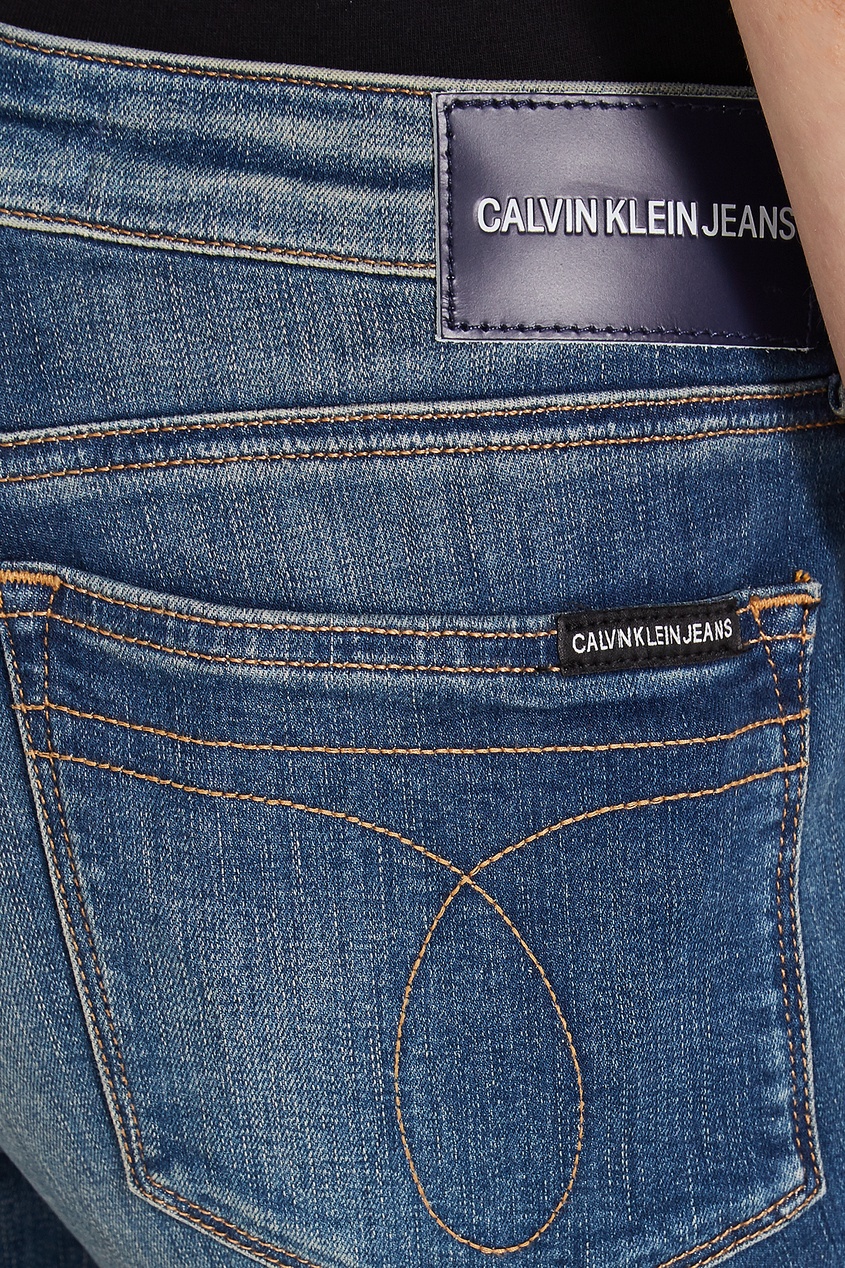 фото Синие джинсы с потертостями calvin klein