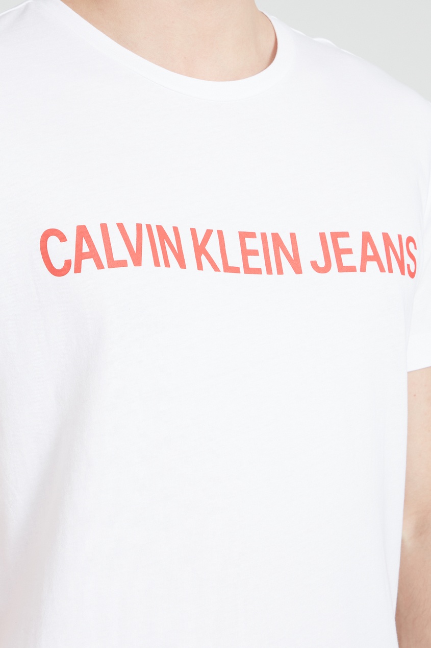 фото Белая футболка с логотипом Calvin klein