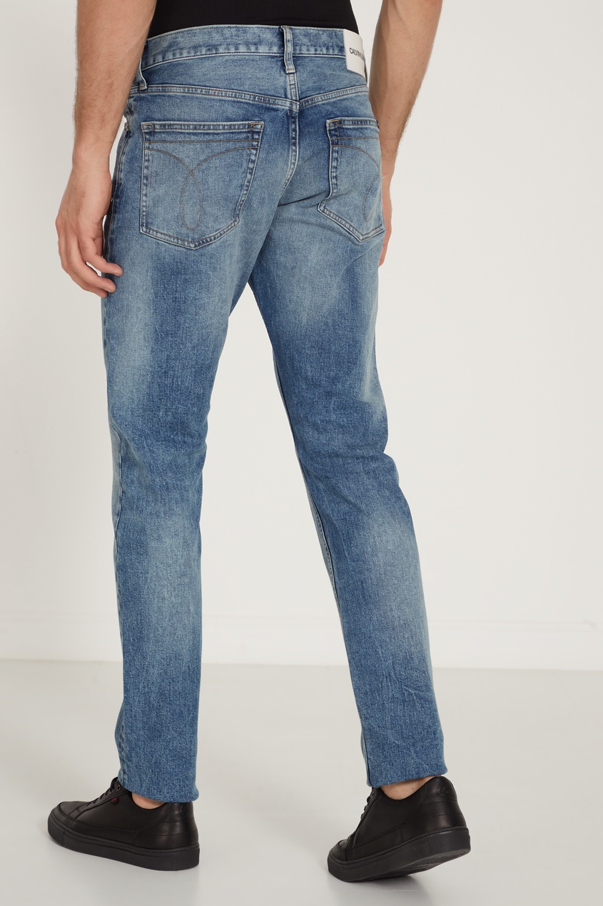 фото Голубые джинсы с потертостями calvin klein