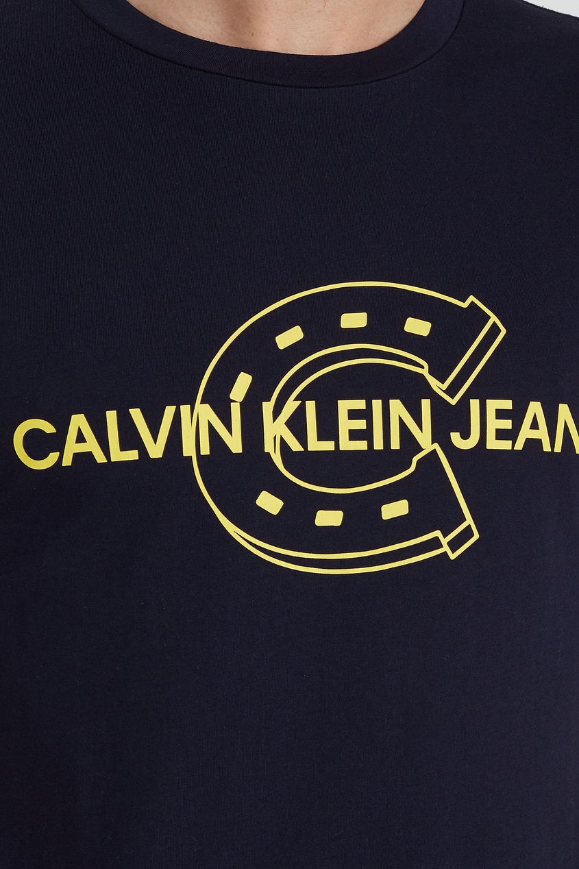 фото Синяя футболка с принтом calvin klein