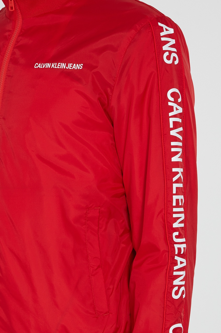 фото Красная куртка с логотипами calvin klein