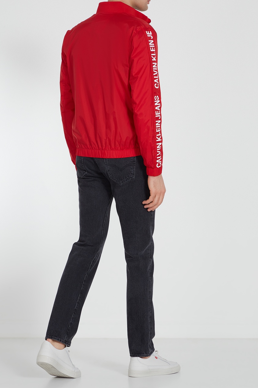 фото Красная куртка с логотипами calvin klein
