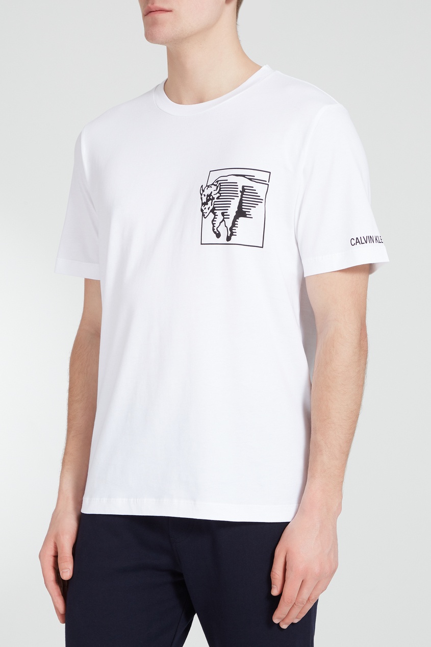 фото Белая футболка с контрастным принтом calvin klein