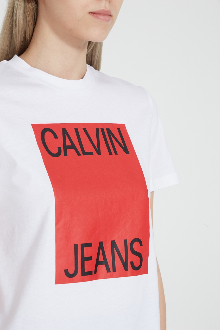 фото Белая футболка с красным принтом calvin klein