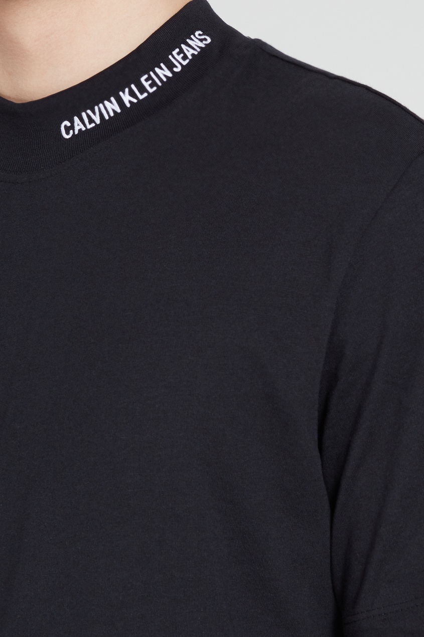 фото Черная футболка с высоким вырезом calvin klein