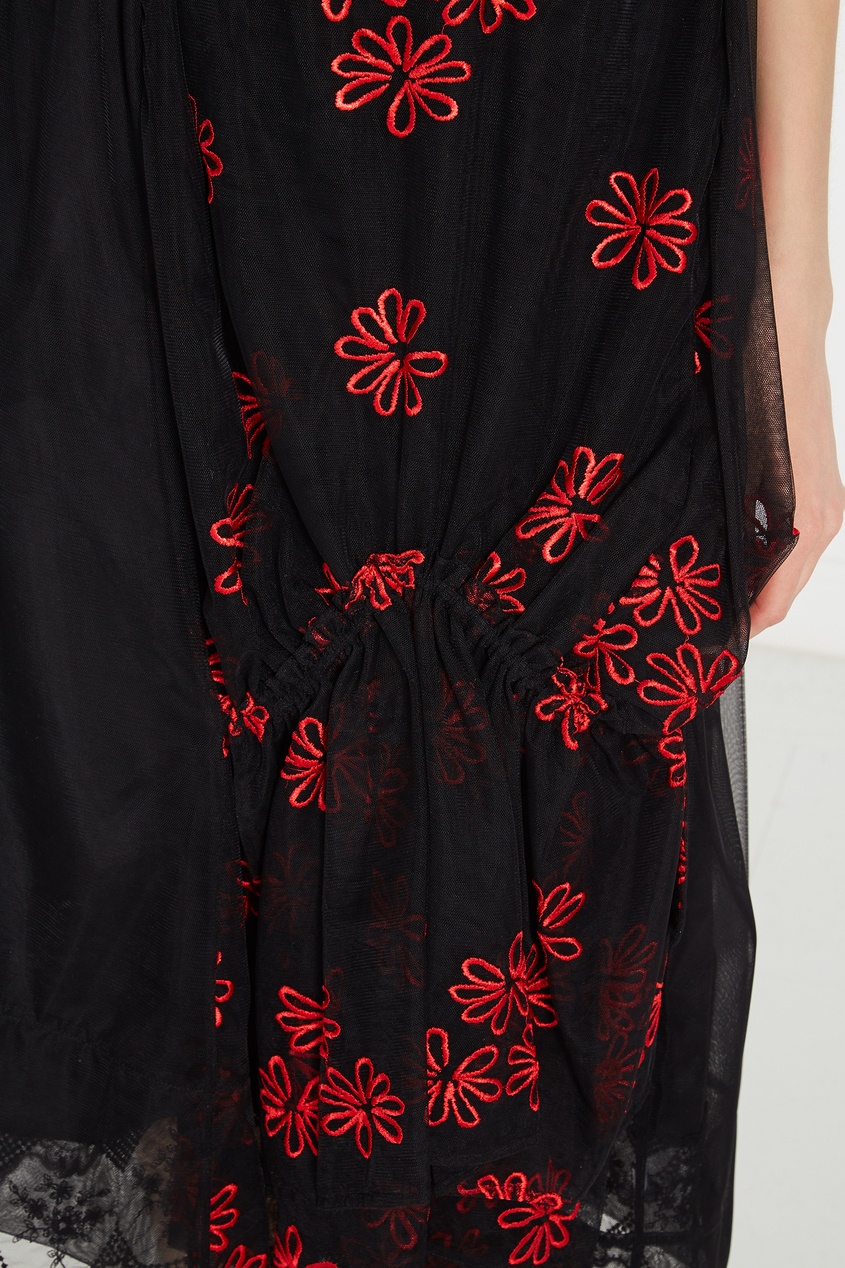 фото Черное платье из тюля с контрастной вышивкой simone rocha