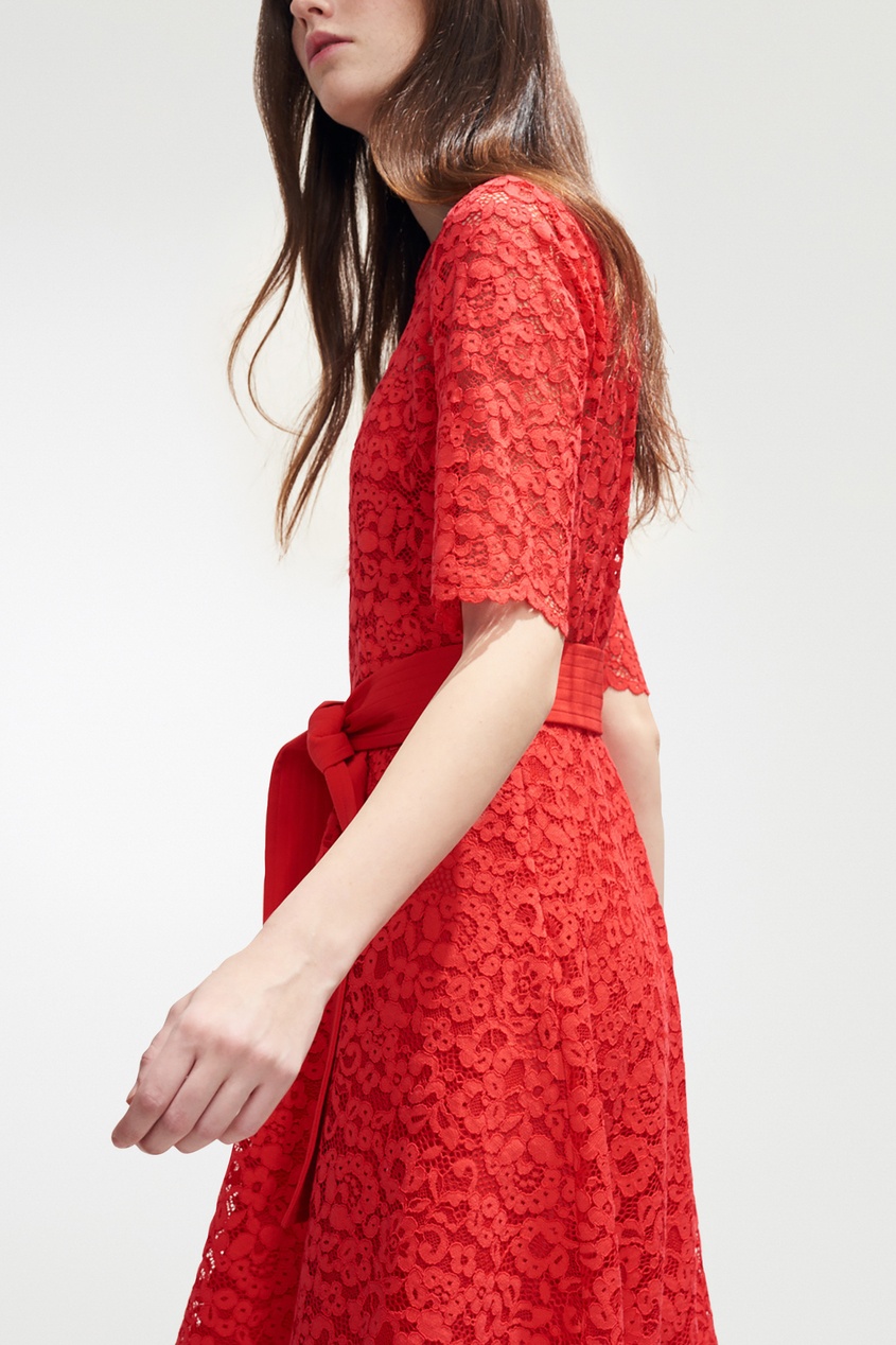 фото Красное кружевное платье с поясом claudie pierlot