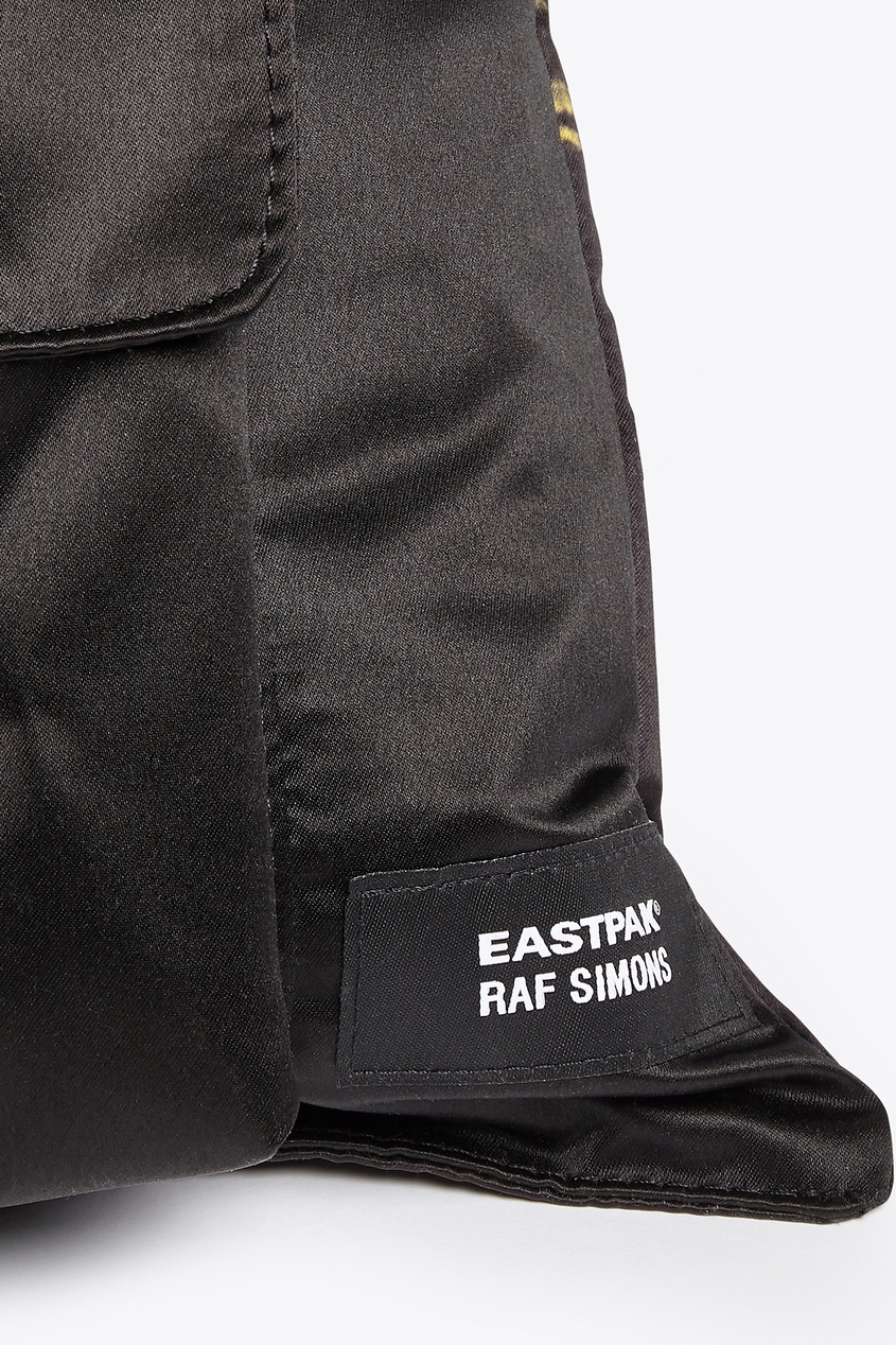 фото Черный рюкзак с накладными карманами Eastpak