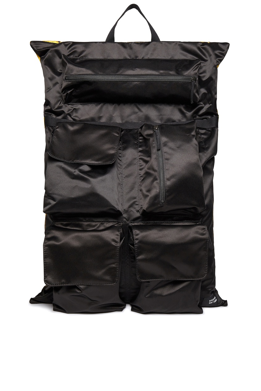 фото Черный рюкзак с накладными карманами Eastpak