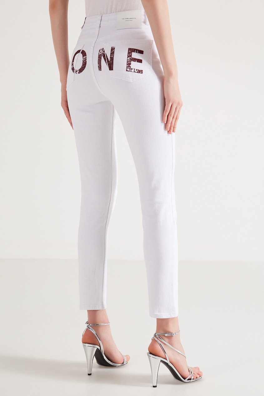 фото Зауженные белые джинсы victoria bonya jeans
