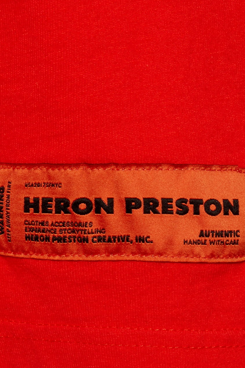 фото Красная футболка с принтом heron preston