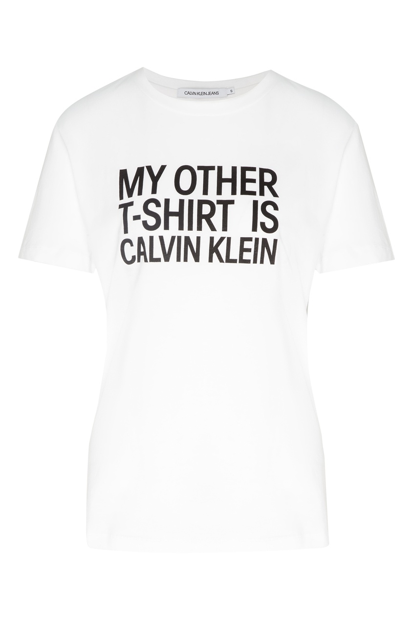 фото Белая футболка с надписью calvin klein