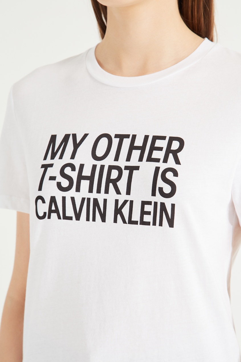 фото Белая футболка с надписью calvin klein