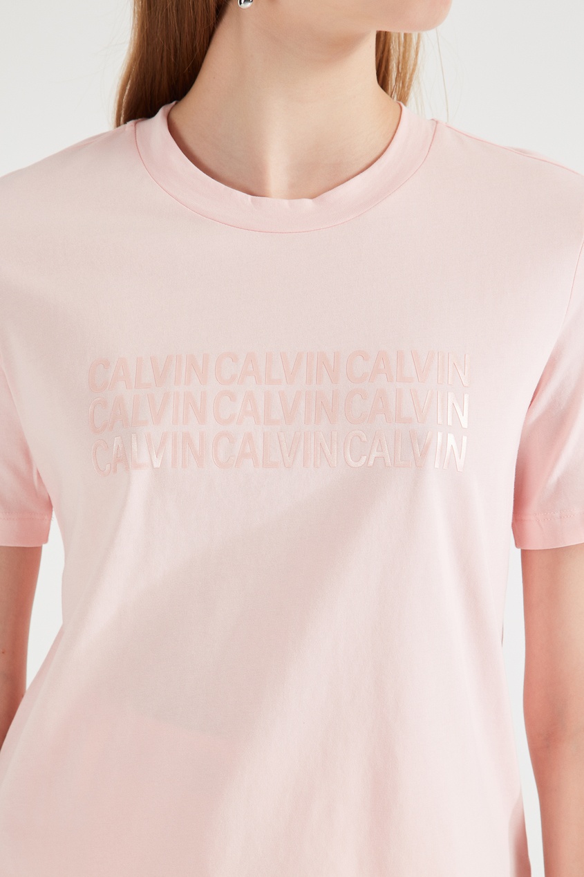 фото Розовая футболка с логотипами calvin klein