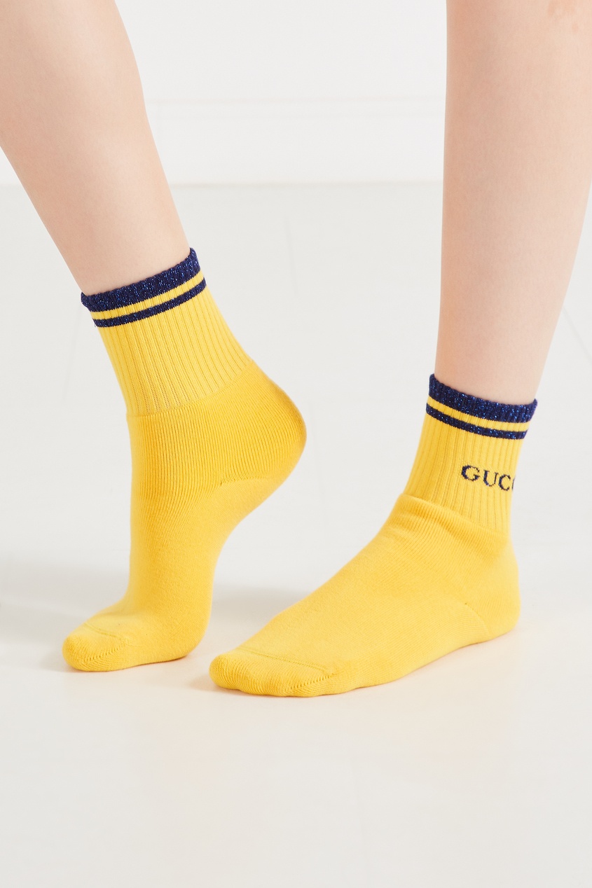 фото Желтые носки с синим логотипом gucci