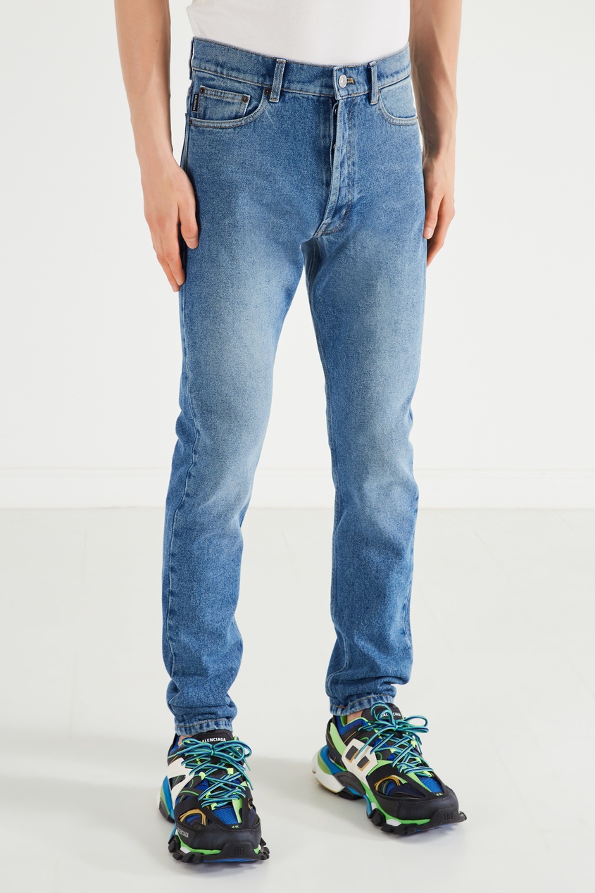 фото Голубые джинсы с потертостями balenciaga