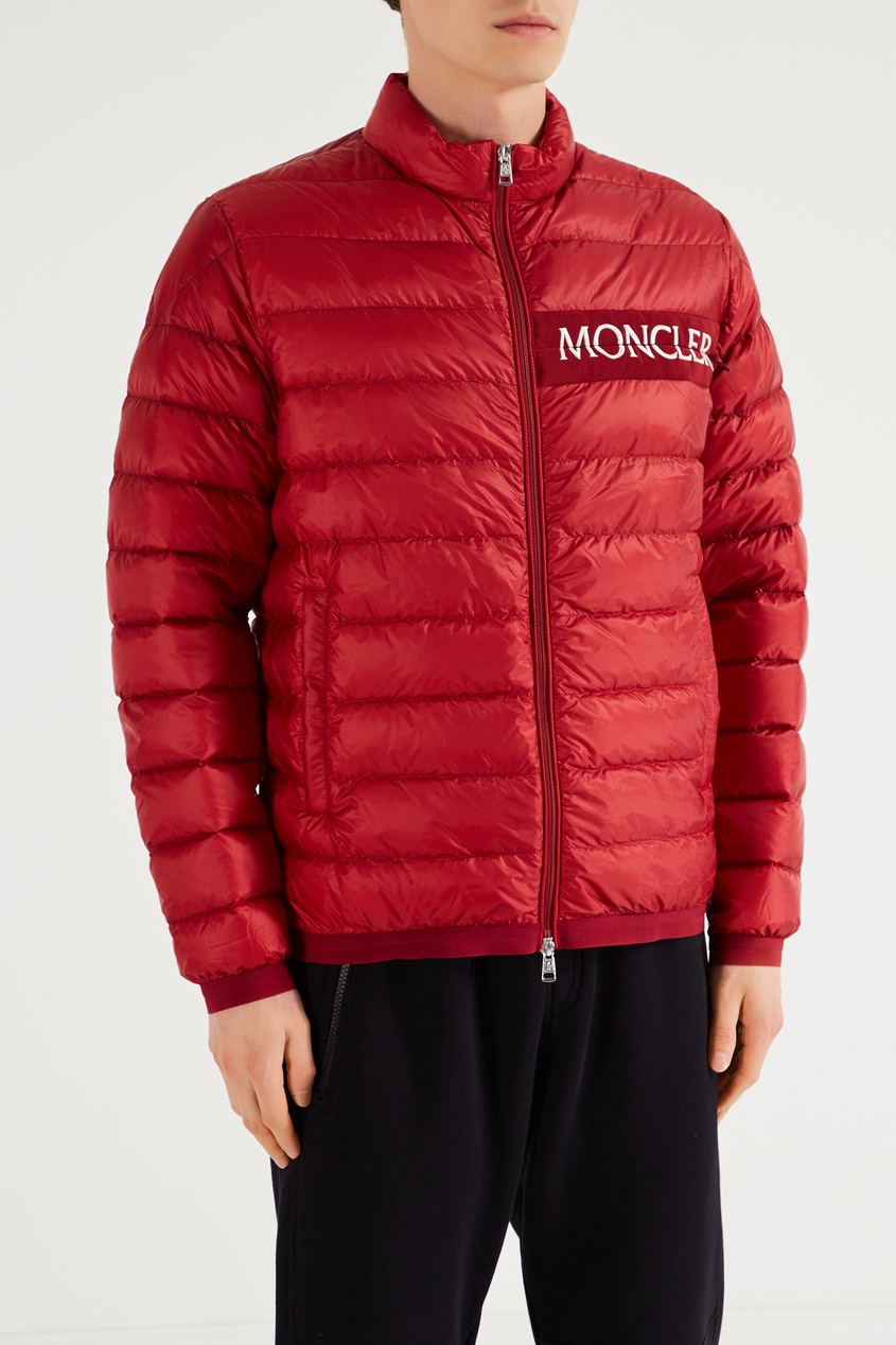 фото Бордовый пуховик на молнии Moncler