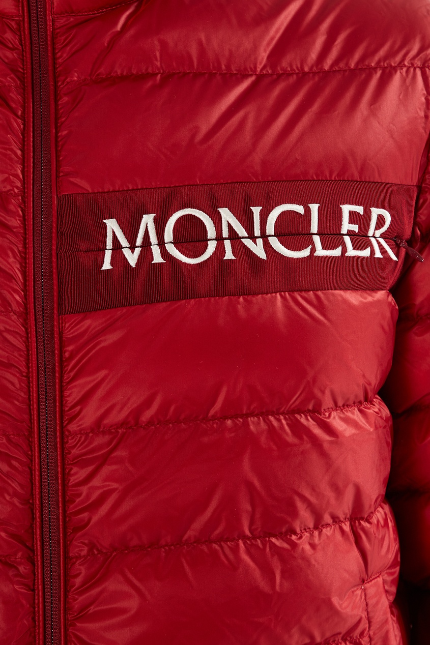фото Бордовый пуховик на молнии Moncler