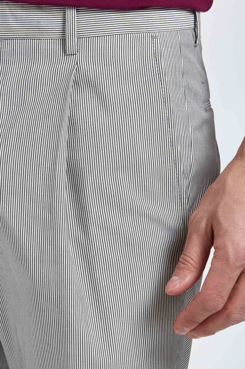 фото Прямые серые брюки в полоску strellson