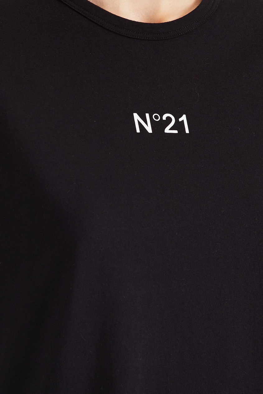 фото Черная футболка с белым логотипом no.21