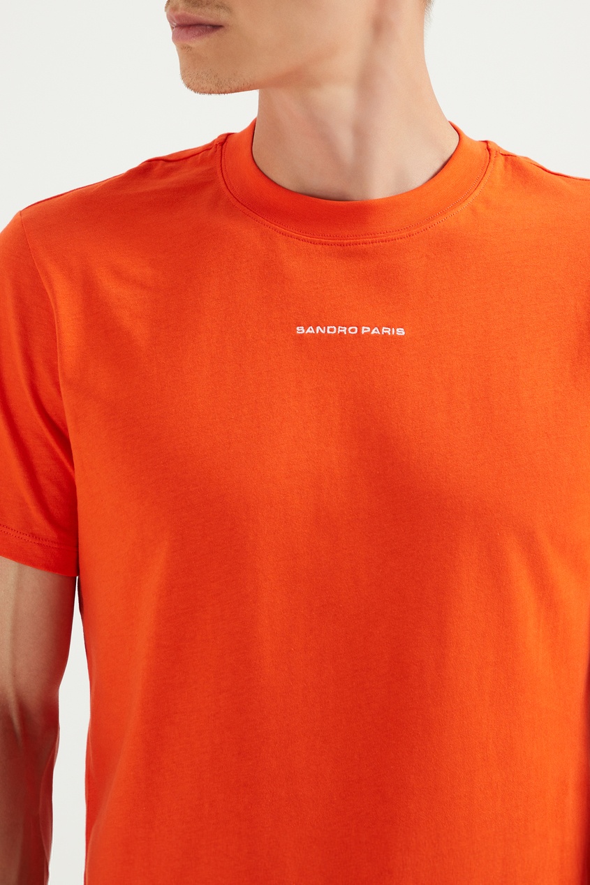 фото Ярко-оранжевая футболка с надписью sandro