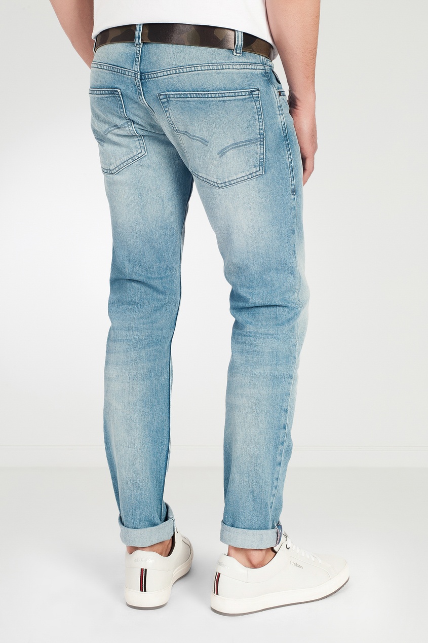 фото Голубые джинсы с потертостями strellson