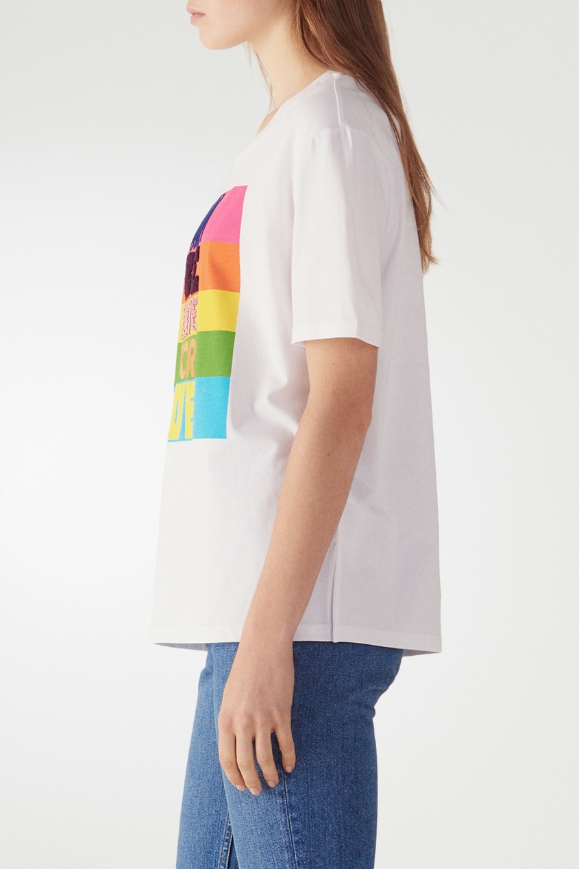 фото Белая футболка с яркими полосками и надписями sandro