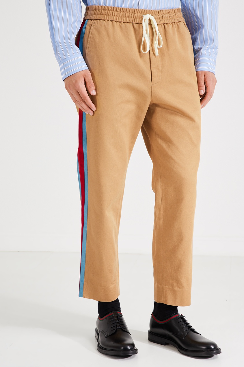 фото Бежевые брюки с цветными лампасами gucci