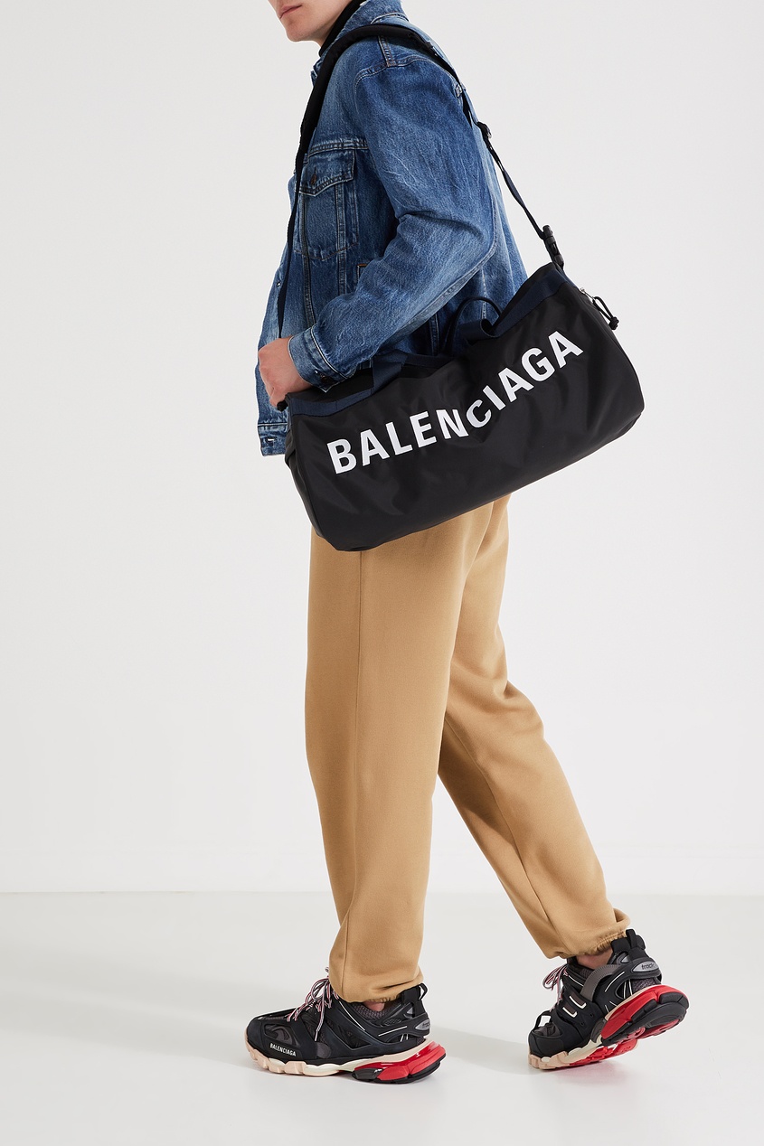 фото Черная спортивная сумка с логотипом wheel balenciaga