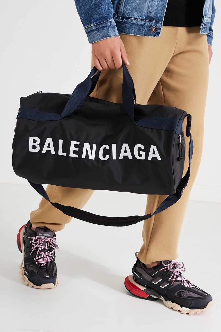 фото Черная спортивная сумка с логотипом wheel balenciaga