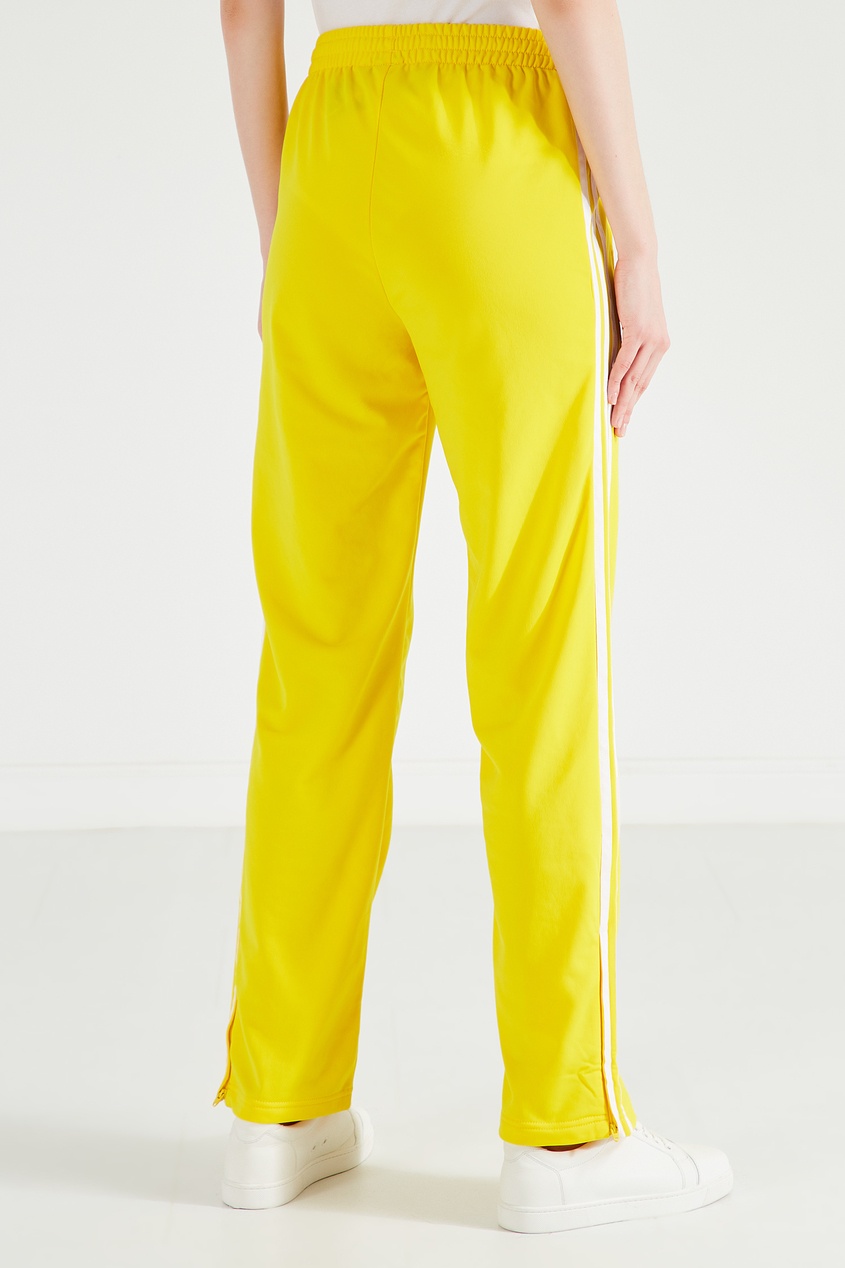 Игра желтые штаны. Штаны adidas Firebird мужские желтые. Желтые брюки адидас. Желтые штаны адидас женские. Желтые брюки адидас мужские.
