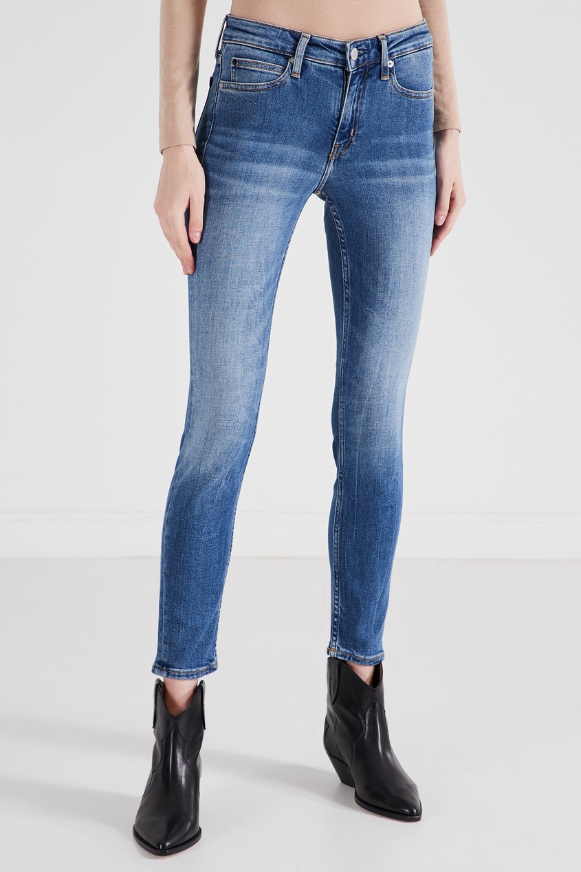 фото Голубые джинсы-скинни с потертостями calvin klein