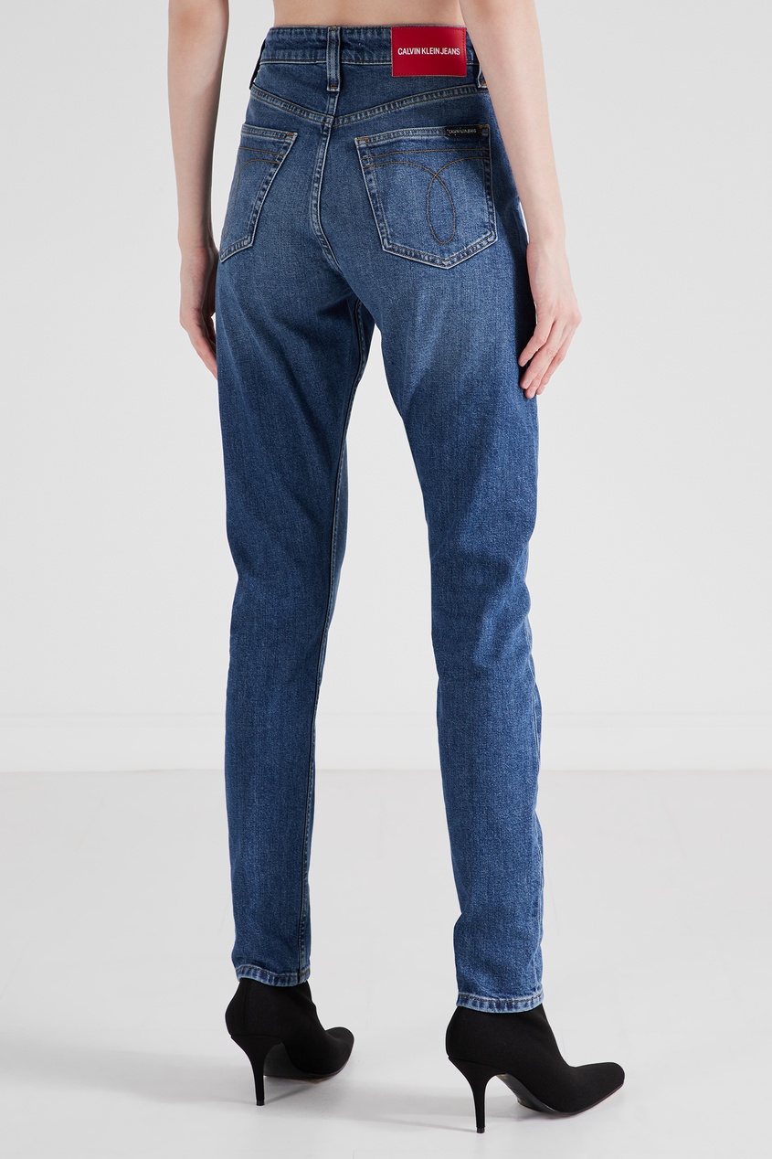 фото Синие джинсы с заломами и потертостями Calvin klein