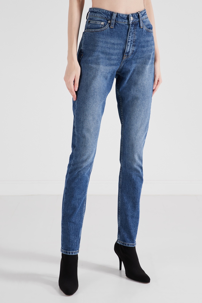 фото Синие джинсы с заломами и потертостями calvin klein