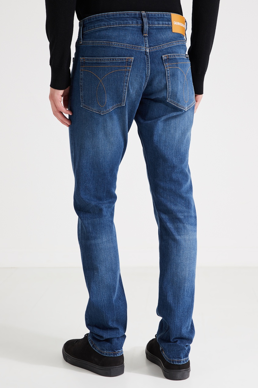 фото Синие джинсы с заломами Calvin klein