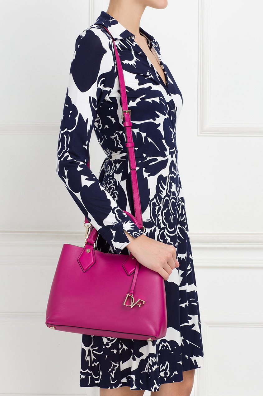 фото Кожаная сумка voyage small on-the-go carryall diane von furstenberg