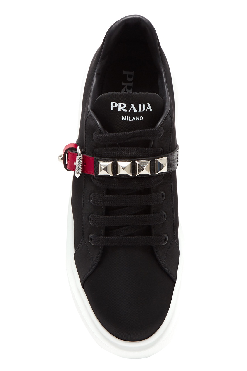 фото Черные кроссовки с красным ремешком prada