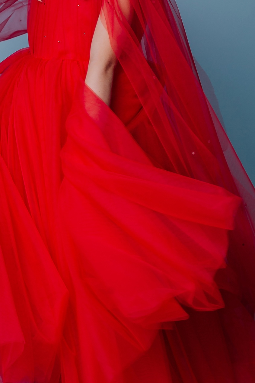фото Красное платье с кейпом sasha kim